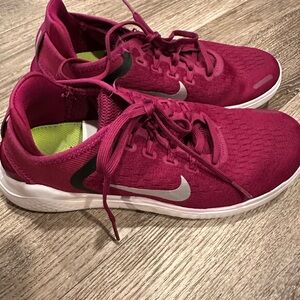 Nike Women's Maroon Athletic Shoes